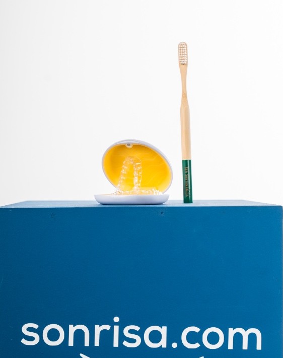 Estuche Sonrisa con los alineadores invisibles y un cepillo dental