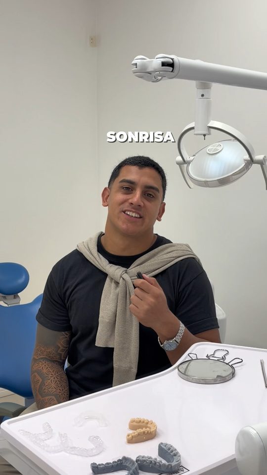 Embajador de Sonrisa cuenta su experiencia con alineadores invisibles